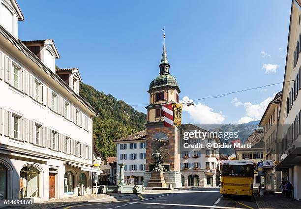 the street of altdorf with the wilhelm tell memorial, uri, switzerland - canton uri foto e immagini stock