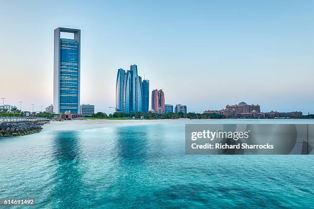 abu dhabi sunrise - abu dhabi beach stock-fotos und bilder