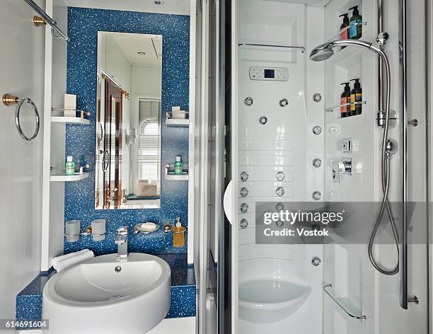 bathroom on the luxury transsiberian express - bahnwaggon innenansicht stock-fotos und bilder