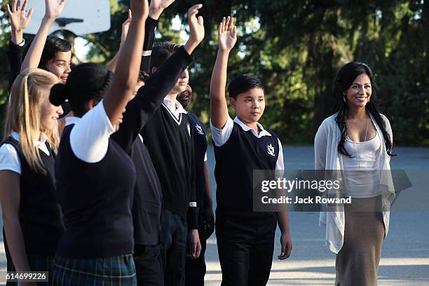 Strange Case" - The Evil Queen and Hyde continue on their quest to steal Dr. Jekyll's serum; Snow looks forward to her first day back as a school...