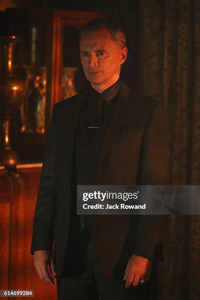 Strange Case" - The Evil Queen and Hyde continue on their quest to steal Dr. Jekyll's serum; Snow looks forward to her first day back as a school...