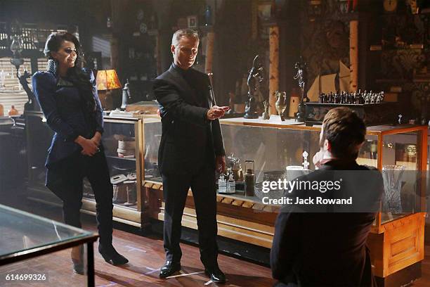 Strange Case" - The Evil Queen and Hyde continue on their quest to steal Dr. Jekyll's serum; Snow looks forward to her first day back as a school...