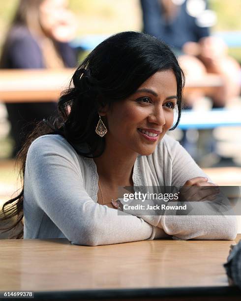 Strange Case" - The Evil Queen and Hyde continue on their quest to steal Dr. Jekyll's serum; Snow looks forward to her first day back as a school...