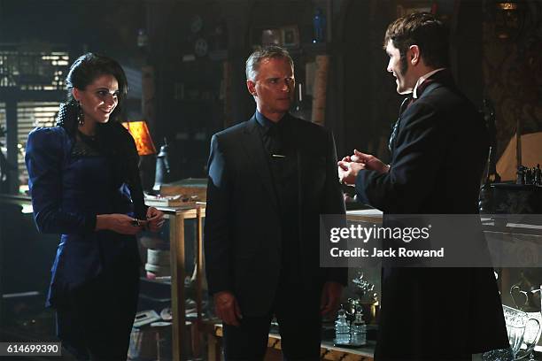 Strange Case" - The Evil Queen and Hyde continue on their quest to steal Dr. Jekyll's serum; Snow looks forward to her first day back as a school...