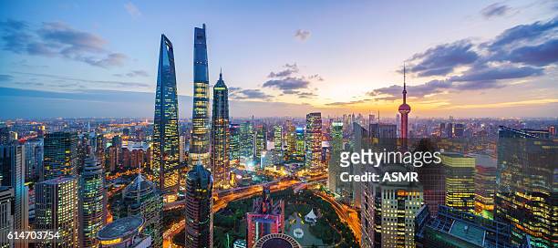 shanghai skyline sunset - shanghai stockfoto's en -beelden