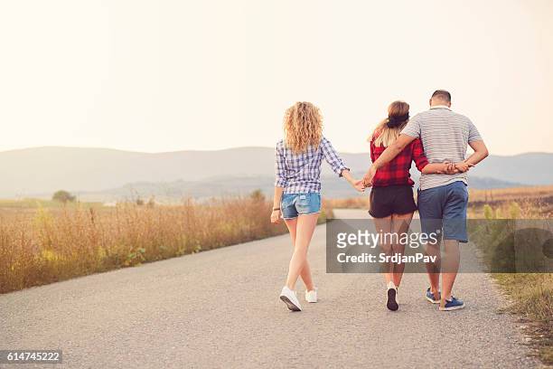 love triangle  - poligamia fotografías e imágenes de stock