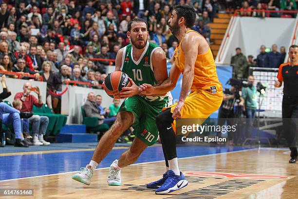 Joaquin Colom of BC UNICS in action against Juan Carlos Navarro of BC Barcelona during the basketball match at Basket-hall on October 14, 2016 in...