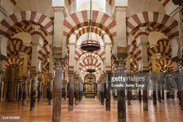 cordoba mesquita columns - cordoba mosque stock-fotos und bilder