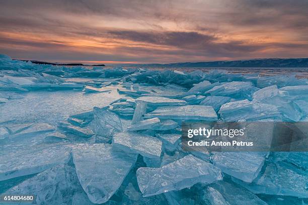 the ice at sunset, lake baikal - eislandschaft stock-fotos und bilder