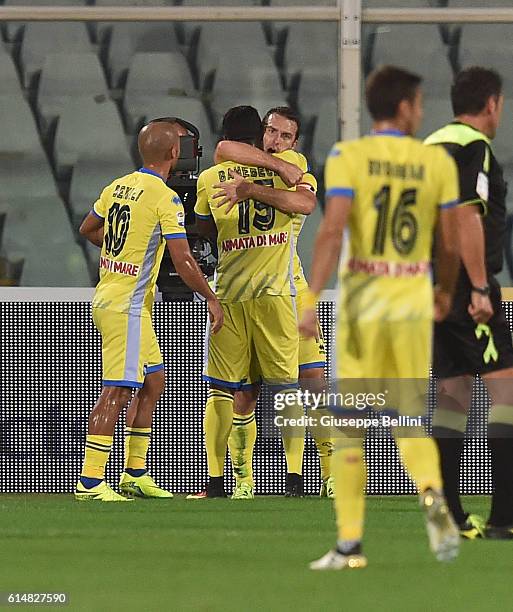 Hugo Campagnaro of Pescara Calcio celebrates after scoring the goal 1-1 during the Serie A match between Pescara Calcio and UC Sampdoria at Adriatico...