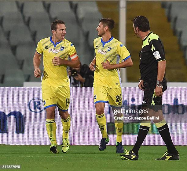 Hugo Campagnaro of Pescara Calcio celebrates after scoring the goal 1-1 during the Serie A match between Pescara Calcio and UC Sampdoria at Adriatico...