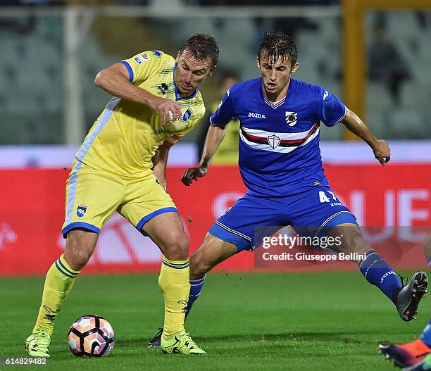 Hugo Campagnaro of Pescara Calcio and Ante Budimir of UC Sampdoria in action during the Serie A match between Pescara Calcio and UC Sampdoria at...