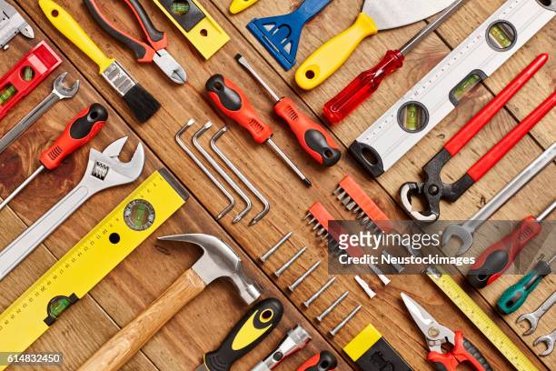 toma de fotograma completo de herramientas de mano dispuestas diagonalmente sobre la mesa - martillo herramienta de mano fotografías e imágenes de stock