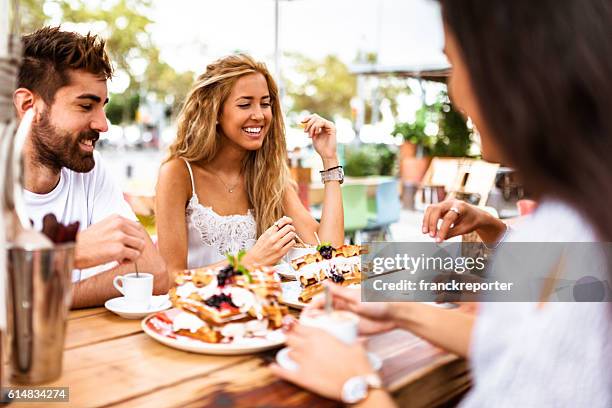 freunde frühstücken im café - waffle stock-fotos und bilder