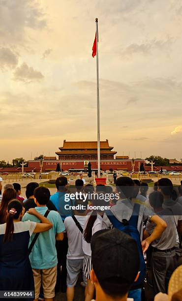 chinese personas esperando a ver disminuir la bandera de ceremonia - ceremonia del alza de la bandera fotografías e imágenes de stock