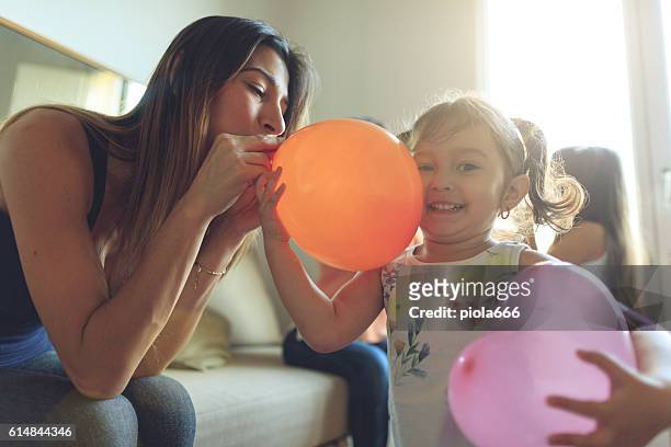mães e filhas se divertindo juntas em casa - inflating - fotografias e filmes do acervo