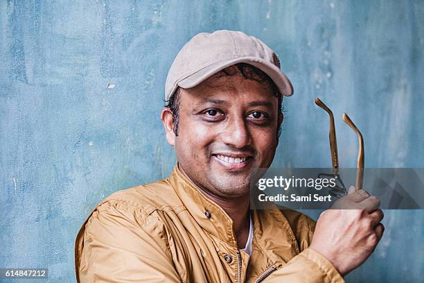 porträt des indischen mannes lächelnd - pakistanische-kultur stock-fotos und bilder