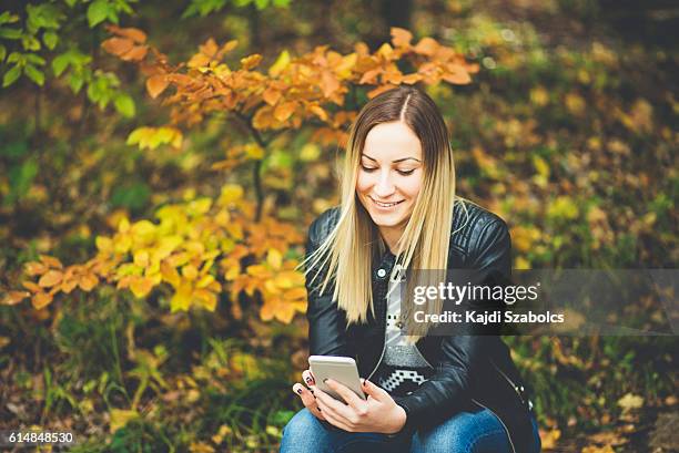 mädchen mit telefon in der natur - ombré hair stock-fotos und bilder