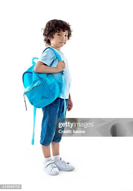 little asian boy with schoolbag against white background - schooljongen stockfoto's en -beelden