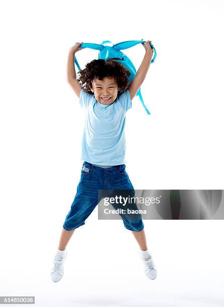 little asian boy with schoolbag against white background - smiling boy in tshirt stockfoto's en -beelden