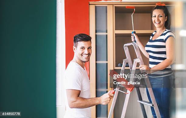 redecoración casera. - wall painting couple fotografías e imágenes de stock