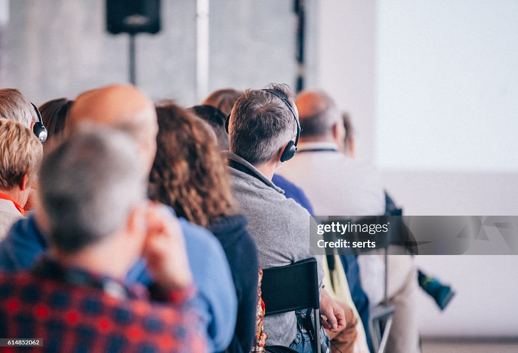 Business Seminar Konferenz mit Kopfhörerübersetzung