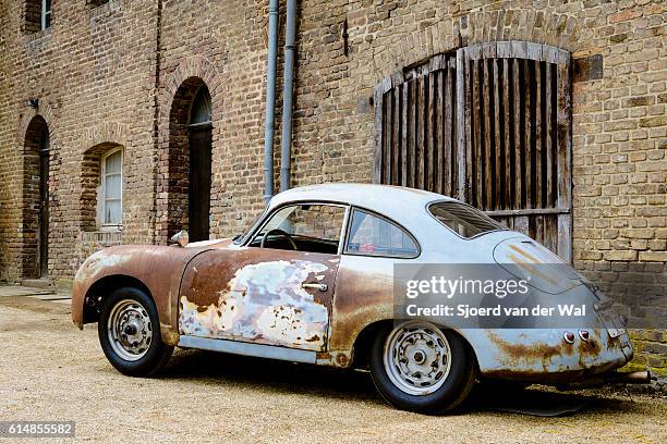 porsche 356 oldtimerscheune fund - rusty car stock-fotos und bilder
