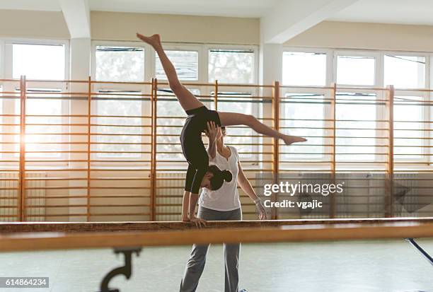 ginástica menina praticar - gymnastics imagens e fotografias de stock