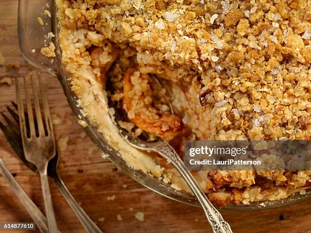 desmenuzamiento de tarta de manzana - harina de avena fotografías e imágenes de stock