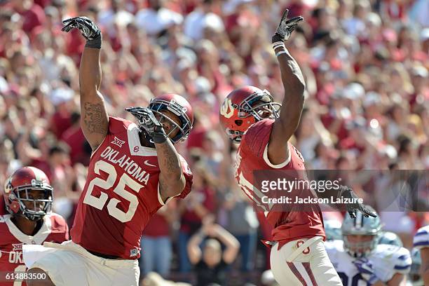 Running back Joe Mixon celebrates after throwing a touchdown pass to wide receiver Dede Westbrook of the Oklahoma Sooners during the first half of...