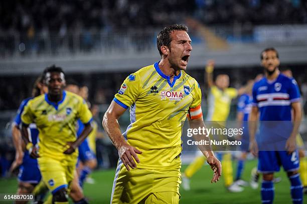 Hugo Campagnaro of Pescara Calcio celebrates after scoring the goal 1-1 during the Serie A match between Pescara Calcio and UC Sampdoria at Adriatico...