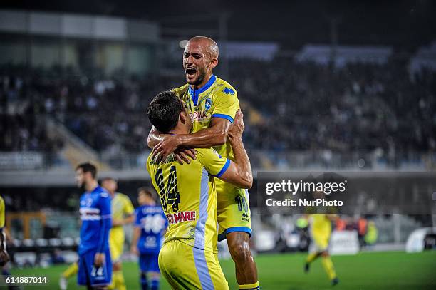 Hugo Campagnaro of Pescara Calcio celebrates after scoring the goal 1-1 during the Serie A match between Pescara Calcio and UC Sampdoria at Adriatico...