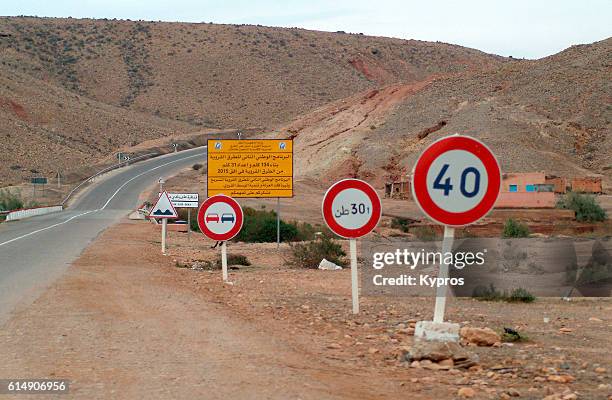 africa, north africa, sahara desert, western sahara or spanish sahara, occupied by morocco, view of moroccan road leading into occupied territory (2007) - africa immigration stock pictures, royalty-free photos & images