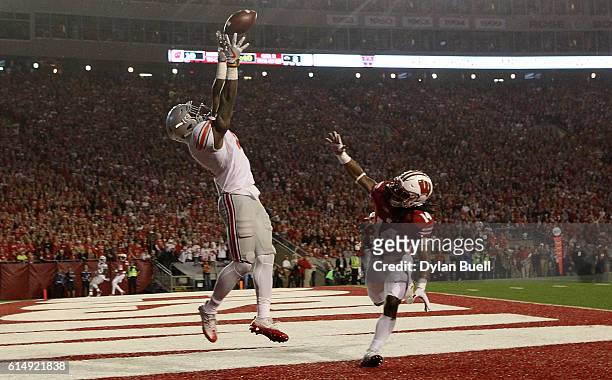 Curtis Samuel of the Ohio State Buckeyes fails to make a catch while being guarded by D'Cota Dixon of the Wisconsin Badgers in the second quarter at...