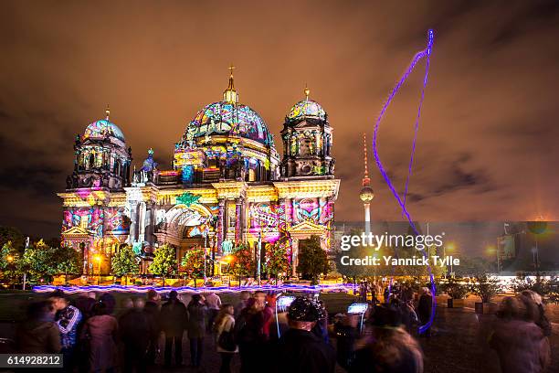 berlin cathedral - berliner dom illuminated - mitte photos et images de collection