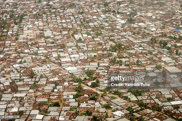 dense housing in dar es salaam, aerial view - dar es salaam stock-fotos und bilder