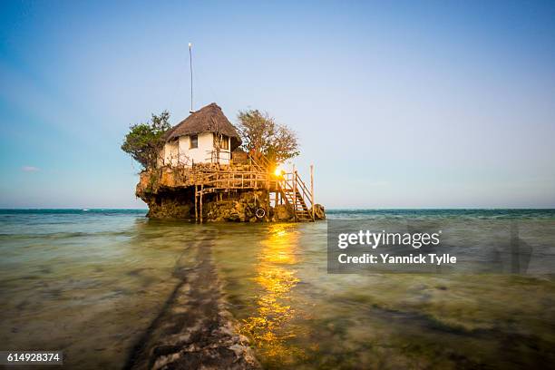 the rock restaurant at the beautiful beach in zanzibar - zanzibar 個照片及圖片檔