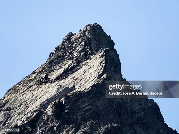 close up of the top of a mountain of metamorphic rock over 3000 meters - gesteinsart stock-fotos und bilder