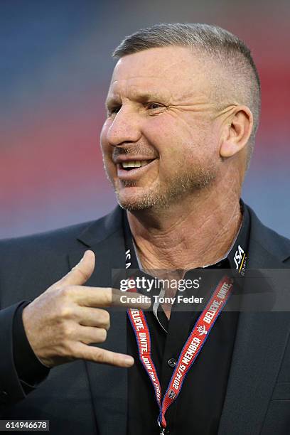 Mark Jones coach of the Jets during the round two A-League match between the Newcastle Jets and the Brisbane Roar at Hunter Stadium on October 16,...