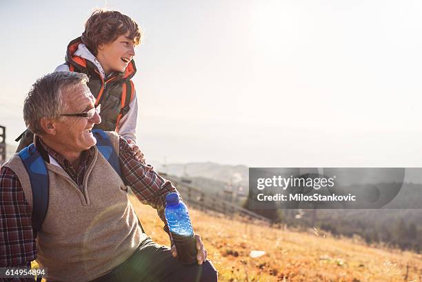 großvater und enkel in der natur - extended family outdoors spring stock-fotos und bilder