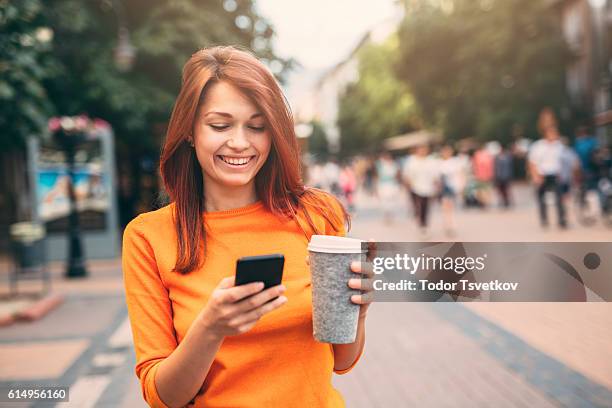 frau sms im freien - dyed red hair stock-fotos und bilder