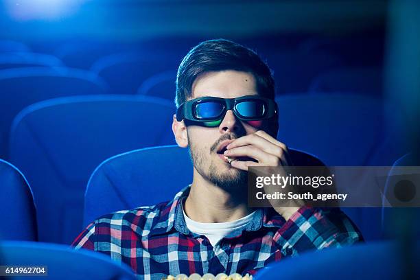 mann isst popcorn im kino - 3d movie stock-fotos und bilder