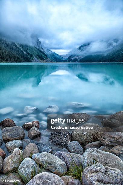 ルイーズ湖 - lake louise ストックフォトと画像