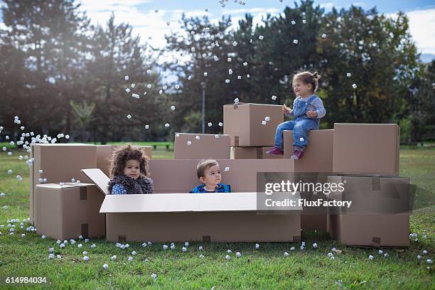 multi ethnic children playing with cardboard boxes - xmas eps stockfoto's en -beelden
