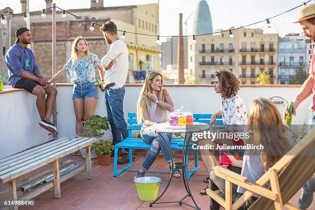 amigos que tienen una fiesta en la terraza - sunset freinds city fotografías e imágenes de stock