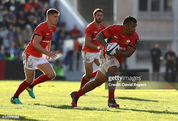 Mako Vunipola of Saracens breaks with the ball during the European Rugby Champions Cup match between RC Toulon and Saracens at Stade Felix Mayol on...