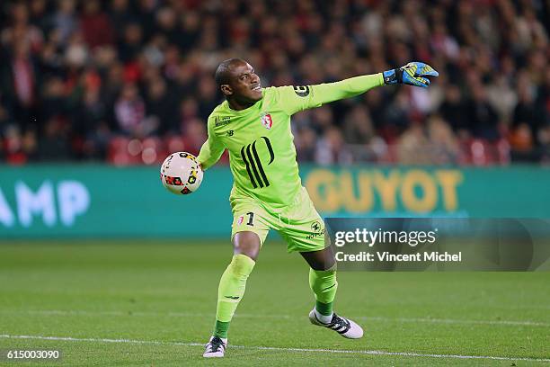Vincent Enyeama of Lille during the Ligue 1 match between EA Guingamp and Lille OCS at Stade du Roudourou on October 15, 2016 in Guingamp, France.