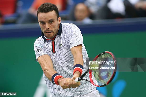 Roberto Bautista Agut of Spain returns a shot against Andy Murray of Great Britain during the Men's singles final match on day 8 of Shanghai Rolex...