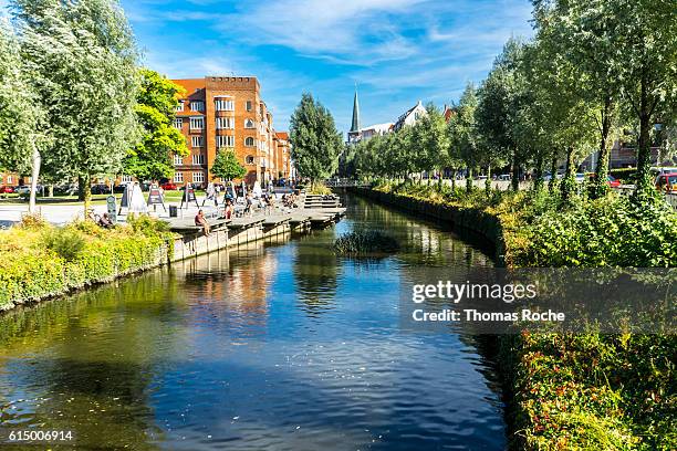 canal in aarhus, denmark - jutland stockfoto's en -beelden