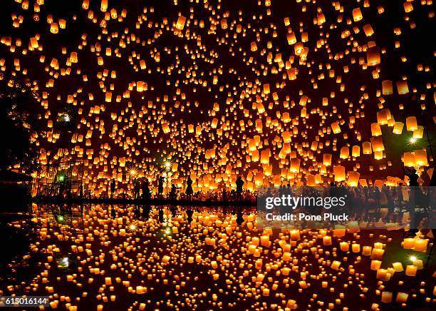 floating lantern, yeepeng,firework festival in chiangmai thailand - lanterna chinesa imagens e fotografias de stock
